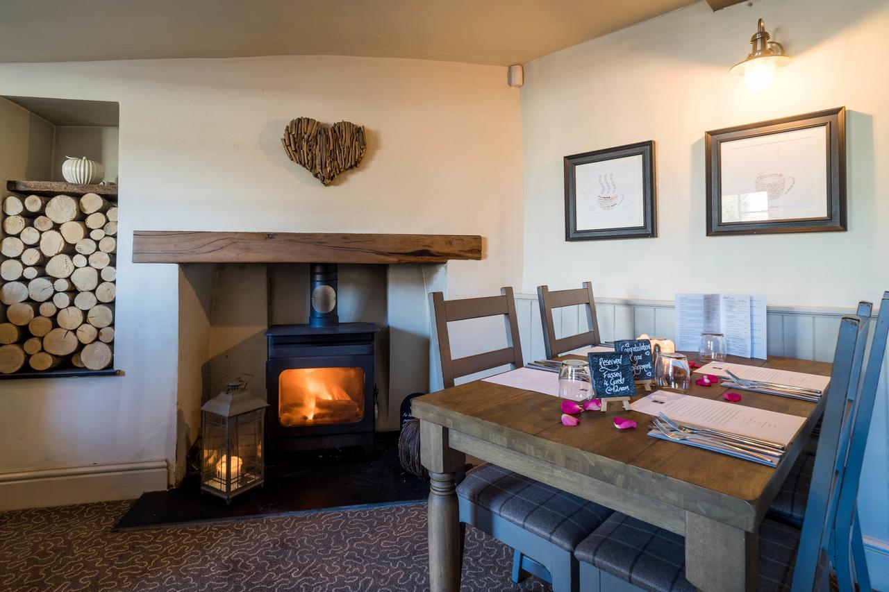 Greyhound Inn Wilton Wilton  Ngoại thất bức ảnh